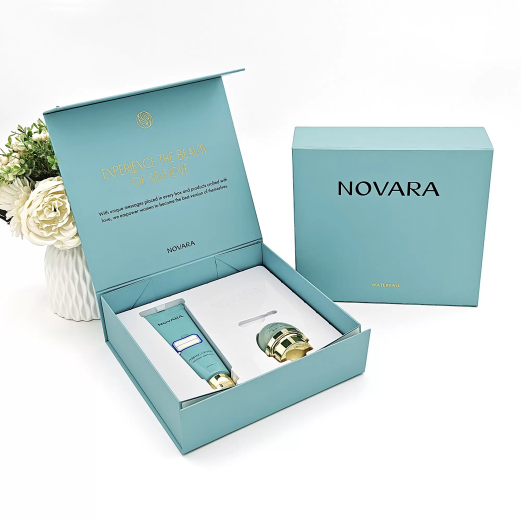 マグネット開閉式の硬質ボックス