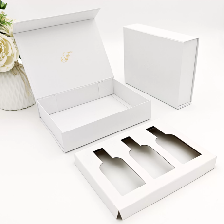 マグネット開閉式の硬質ボックス