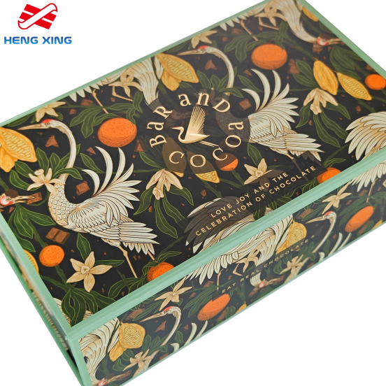 マグネット式の蓋付きギフトボックス