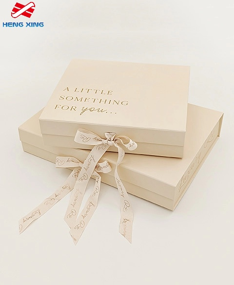 マグネット式の蓋付きギフトボックス