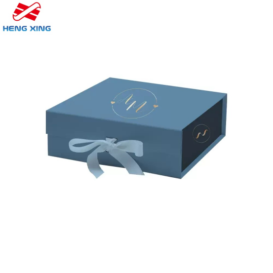 マグネット式の蓋付きギフトボックス