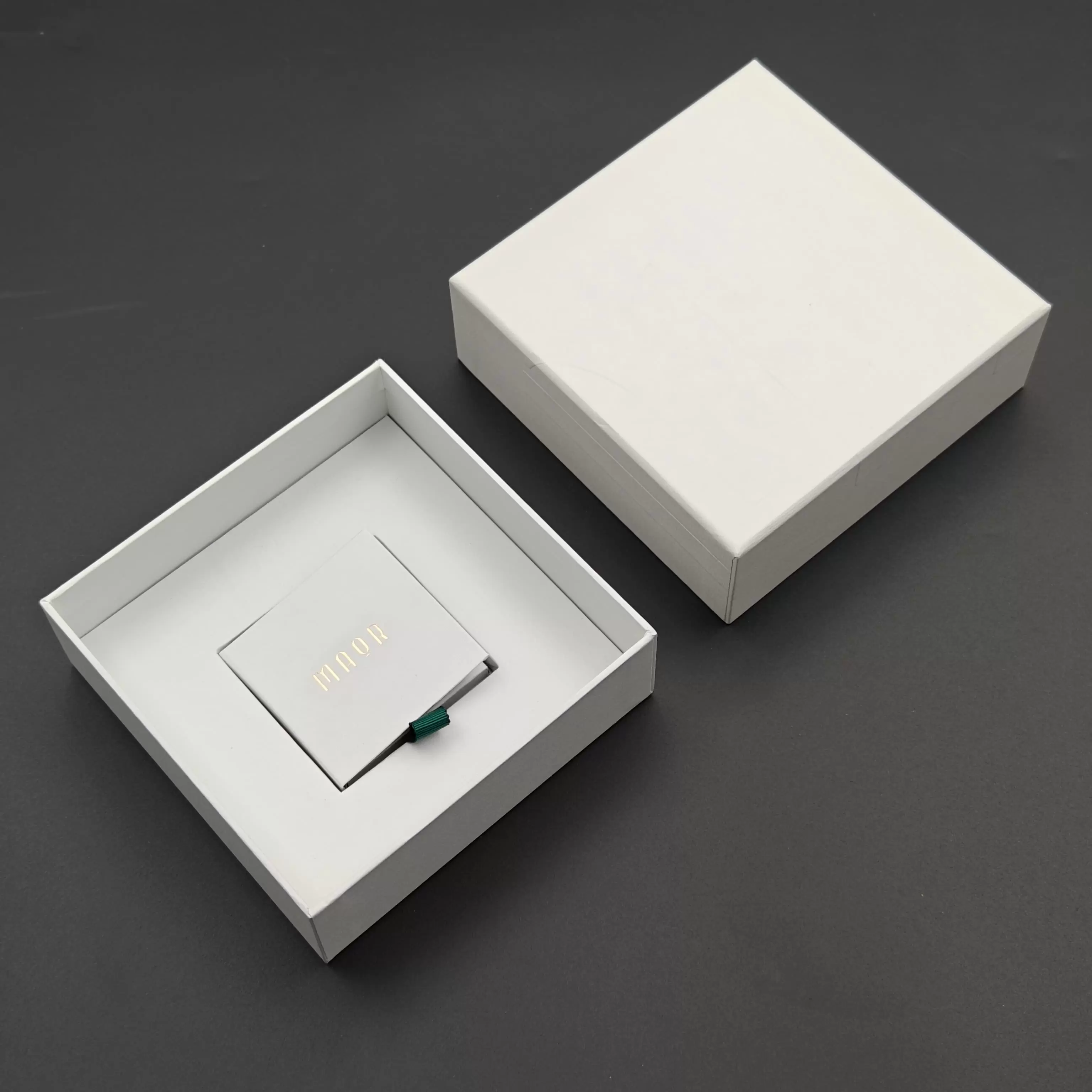 2ピースの硬質箱